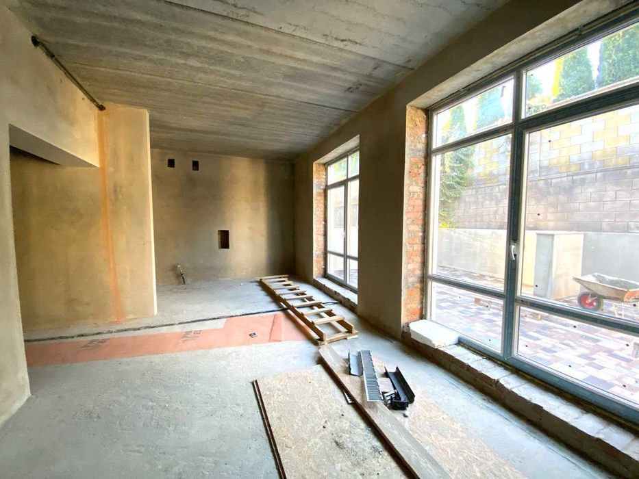 Котедж з міськими комунікаціями та гаражем в районі Райського саду