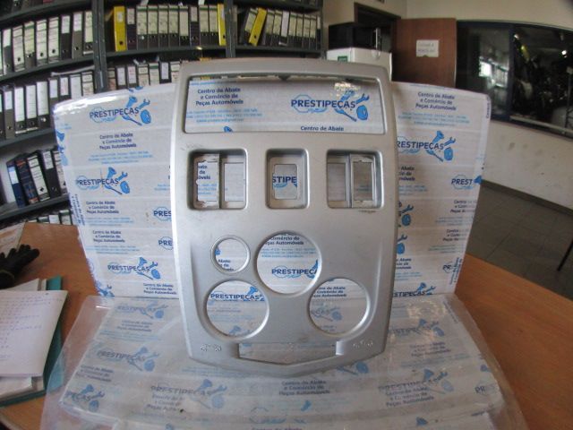 Grelha Friso 8200751184 8200751191 8200751186 8200751196 8200751189 8200751198 DACIA  LOGAN 1 MCV 2008 1.5DCI 85CV 5P CINZA ESCURO MEIO  GRE CENTRAL