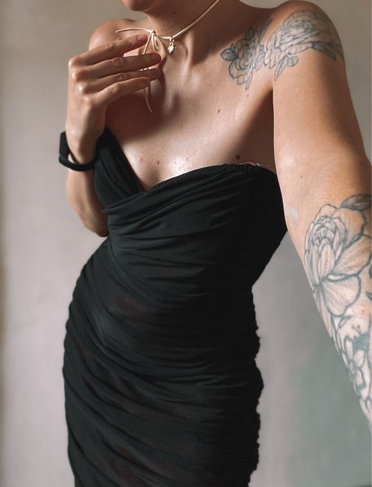 Довга вишукана сукня з драпіруванням