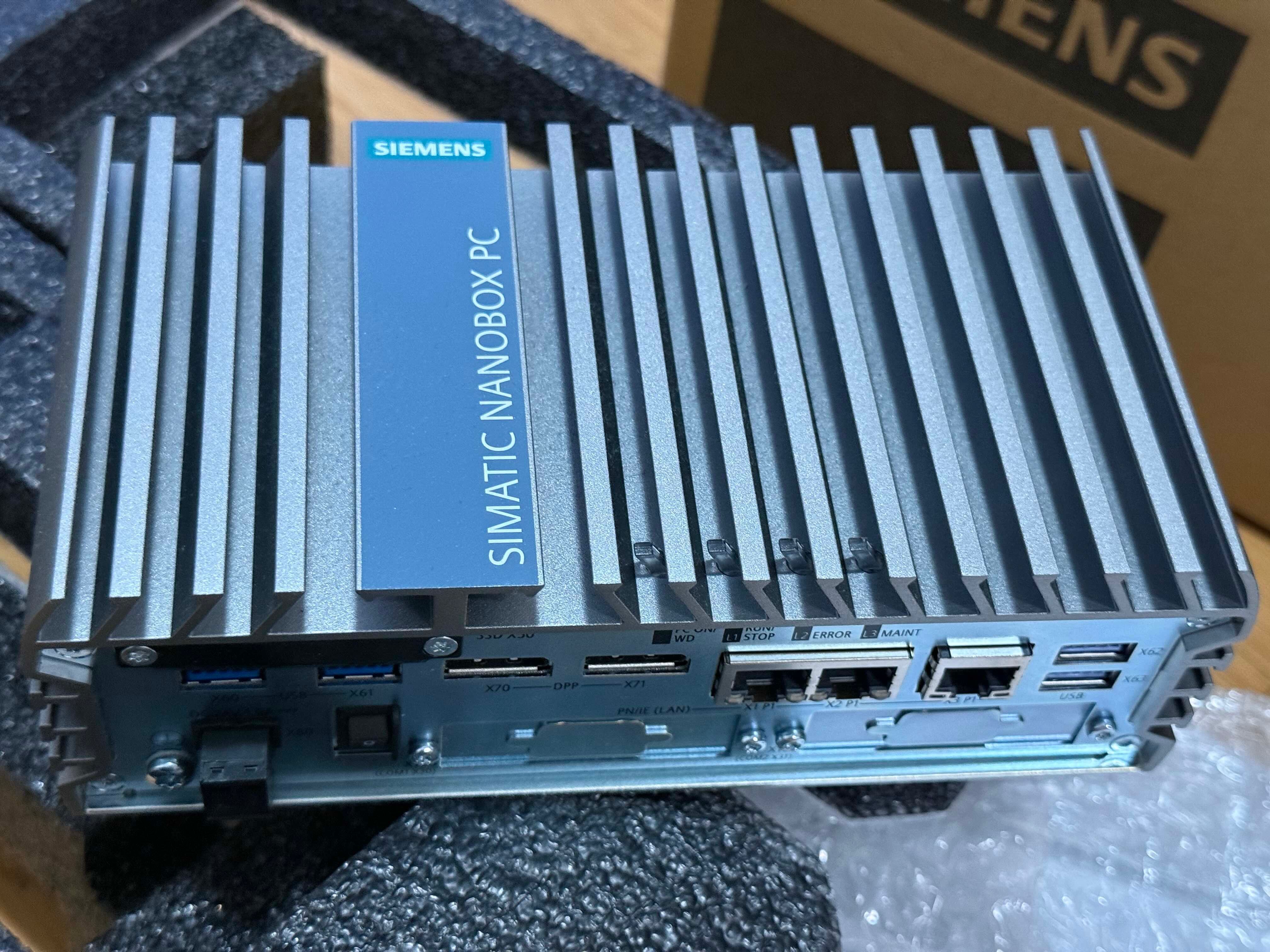 Komputer Siemens Simatic IPC227G Industrial Edge 6ES7647-8CE21-3AW1