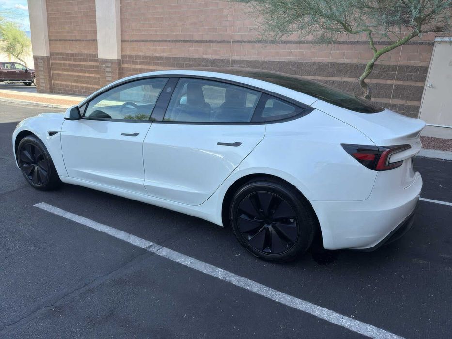Tesla Model 3      2024