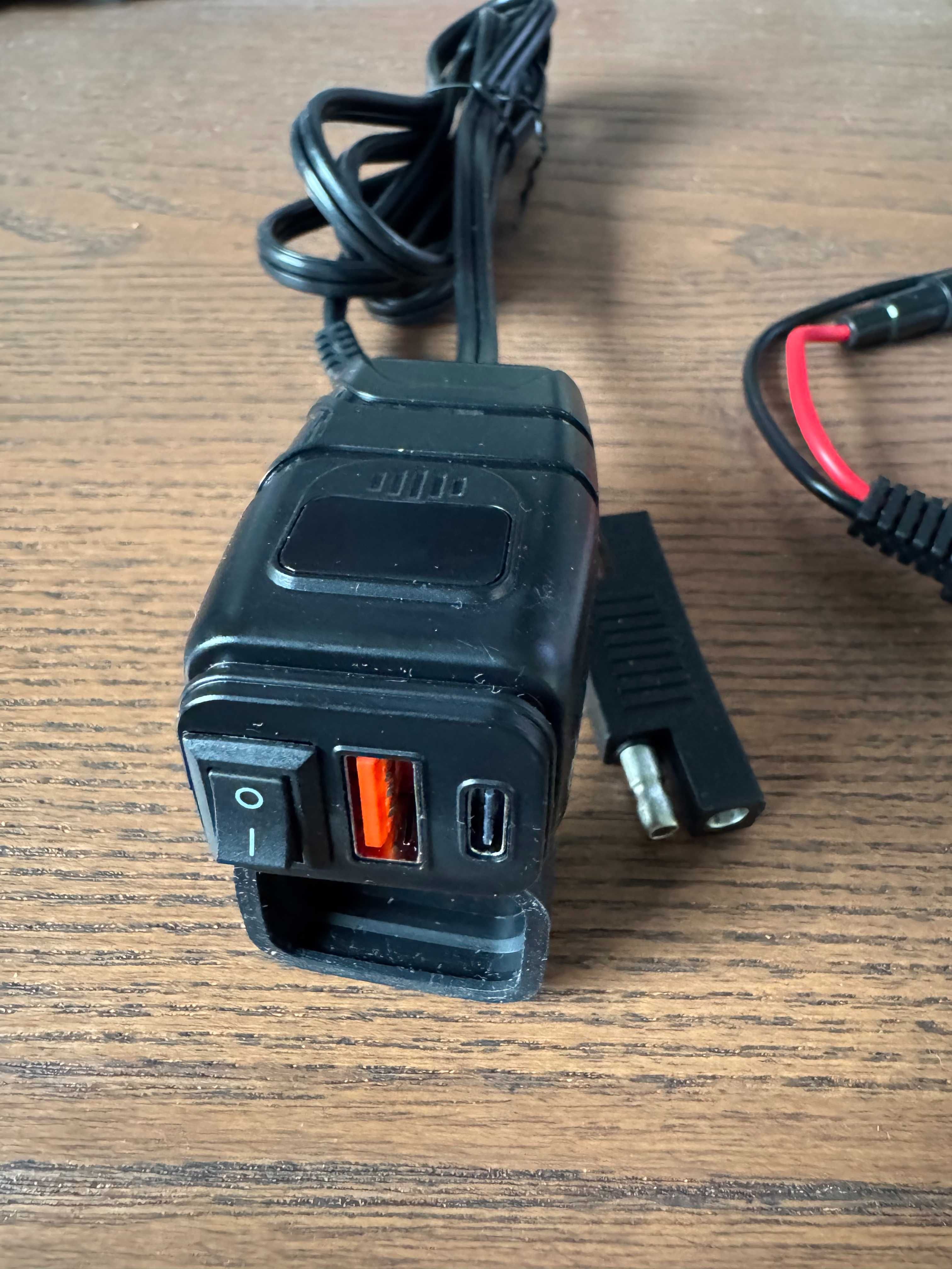 Ładowarka USB motocyklowa QC3.0 PD USB-A i USB-C z woltomierzem