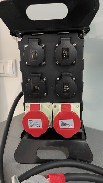 Pimenteiro duas tomadas IEC + 4 tomadas trifásicas