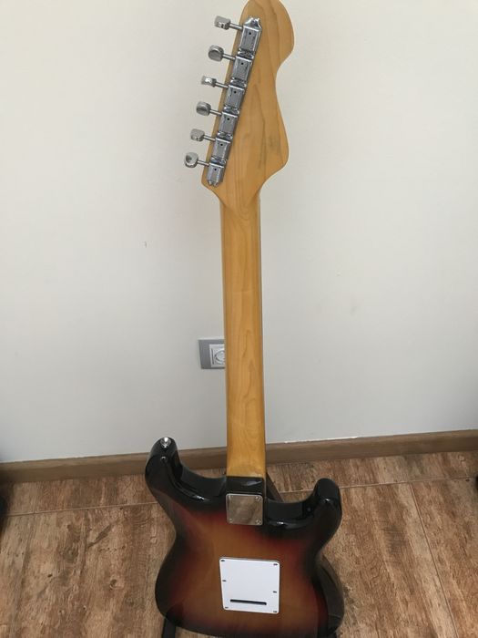 Guitarra Vintage V6 para esquerdinos
