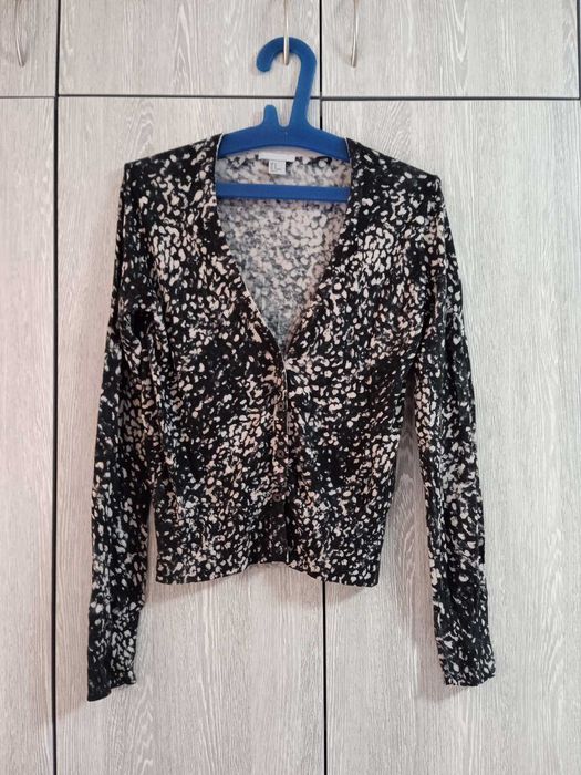 Кофточка черно-белая пятнистая на пуговичках Н&М