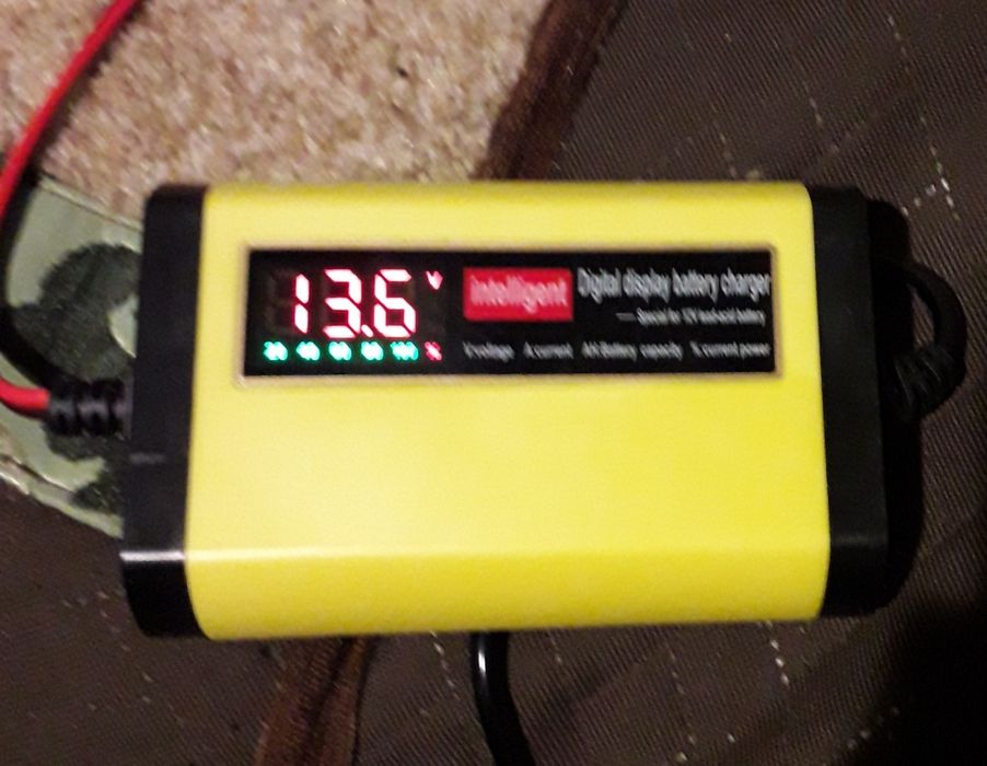 Зарядний пристрій для авто 12В