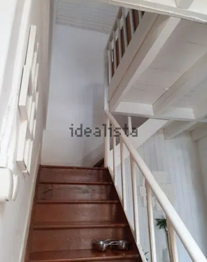 Casa com duas habitações e grande jardim