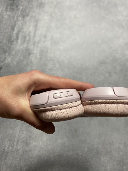 Навушники JBL.