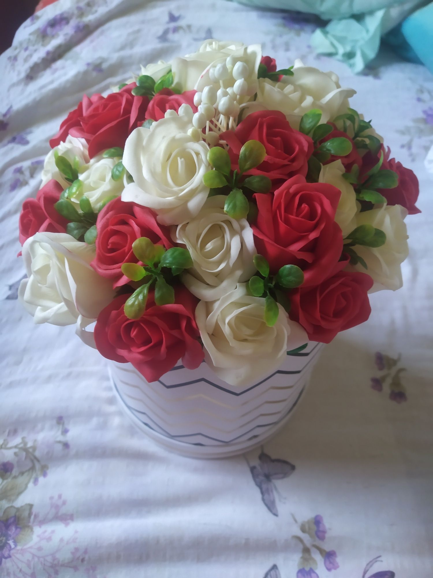 Розы искуственнве ткань коробочка подарочная