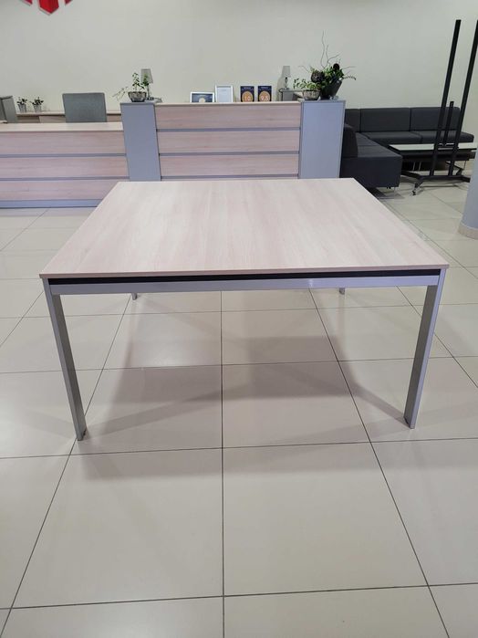 Stół konferencyjny 140x140 dostępne 2 sztuki
