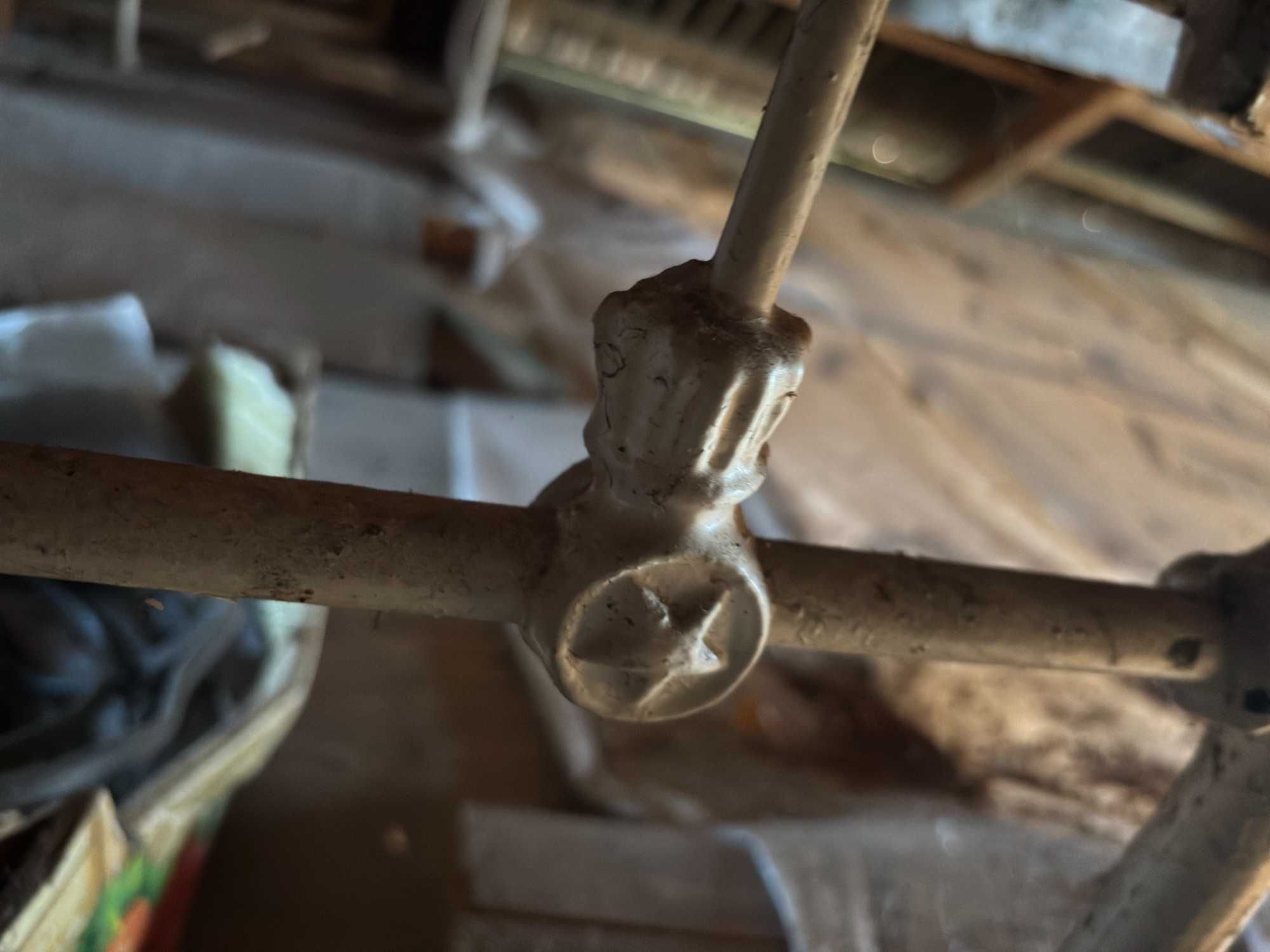 Metalowe łóżko z elementami ozdobnymi.