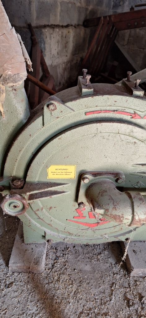 Mieszalnik pasz Mrol i śrutownik ssąco tłoczący ley 7,5 kw