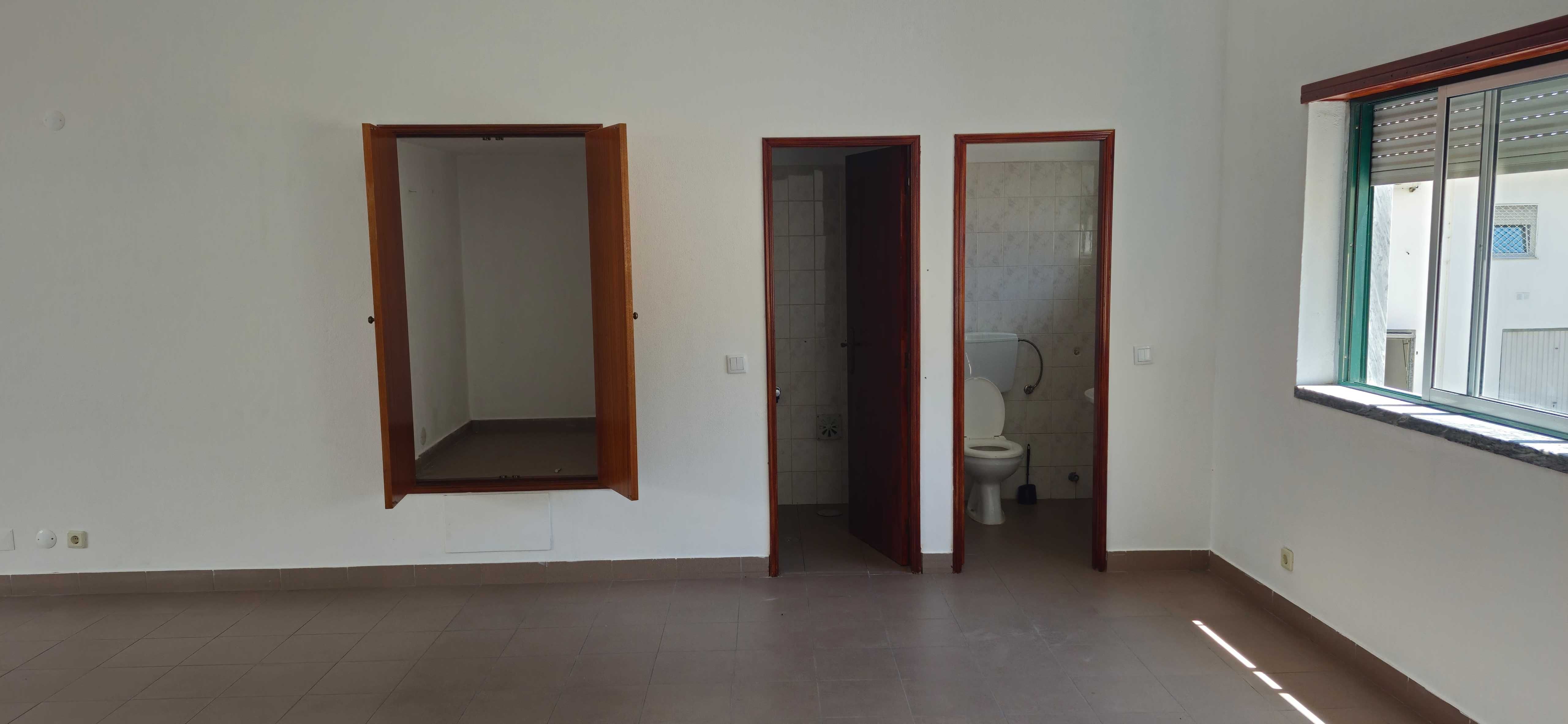 Loja em  Caxarias