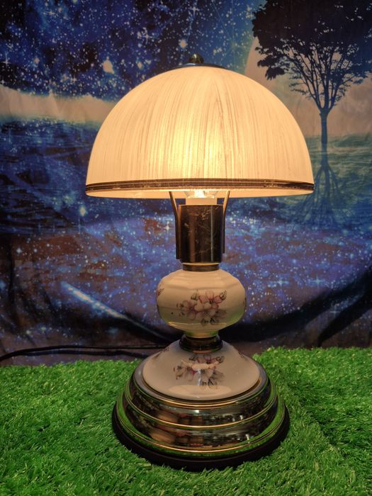 Lampka stolikowa włączająca się przez dotyk jakiejkolwiek części metal