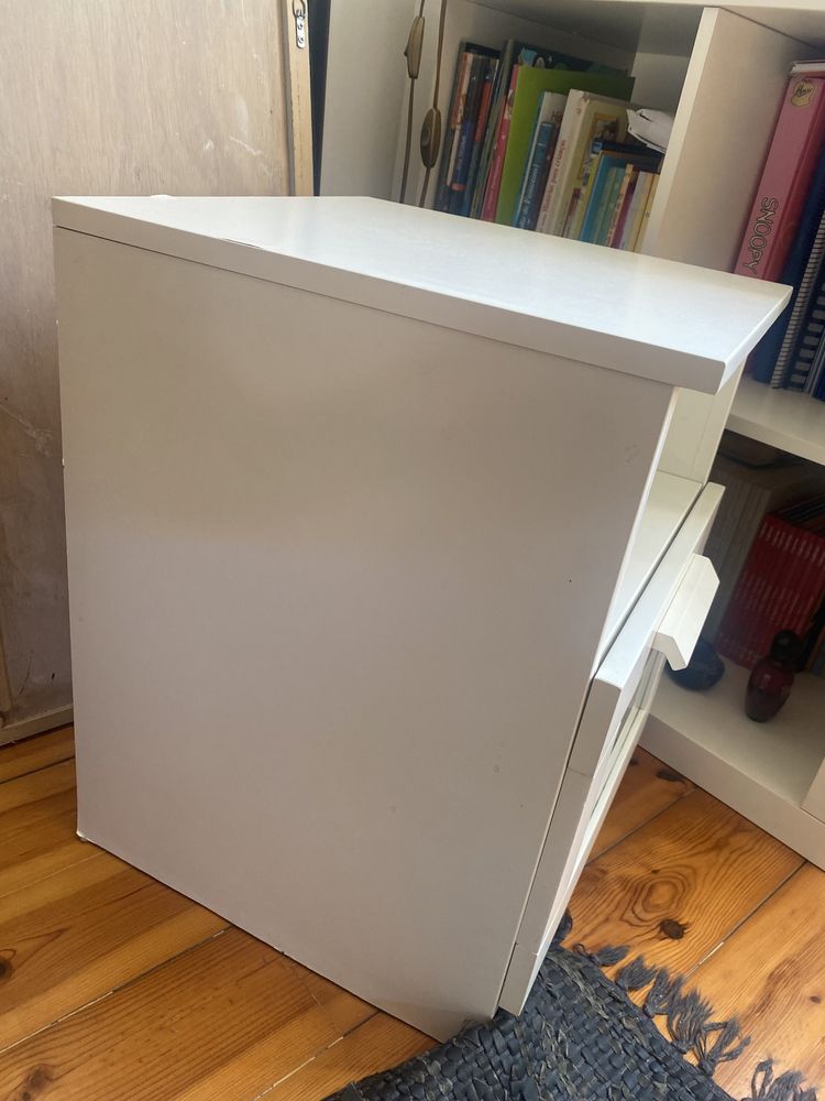 Mesa de cabeceira IKEA como nova