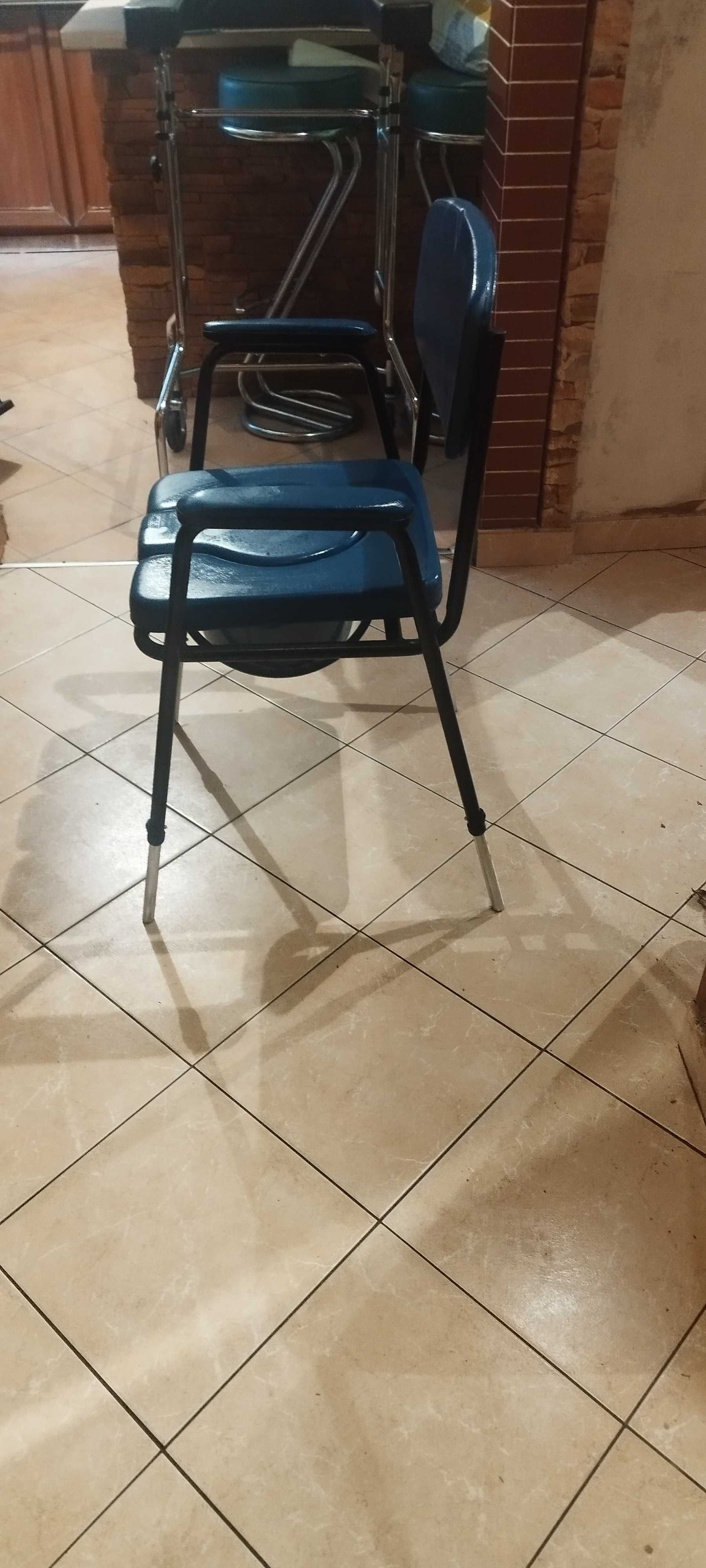Krzesło toaletowe tapicerowane