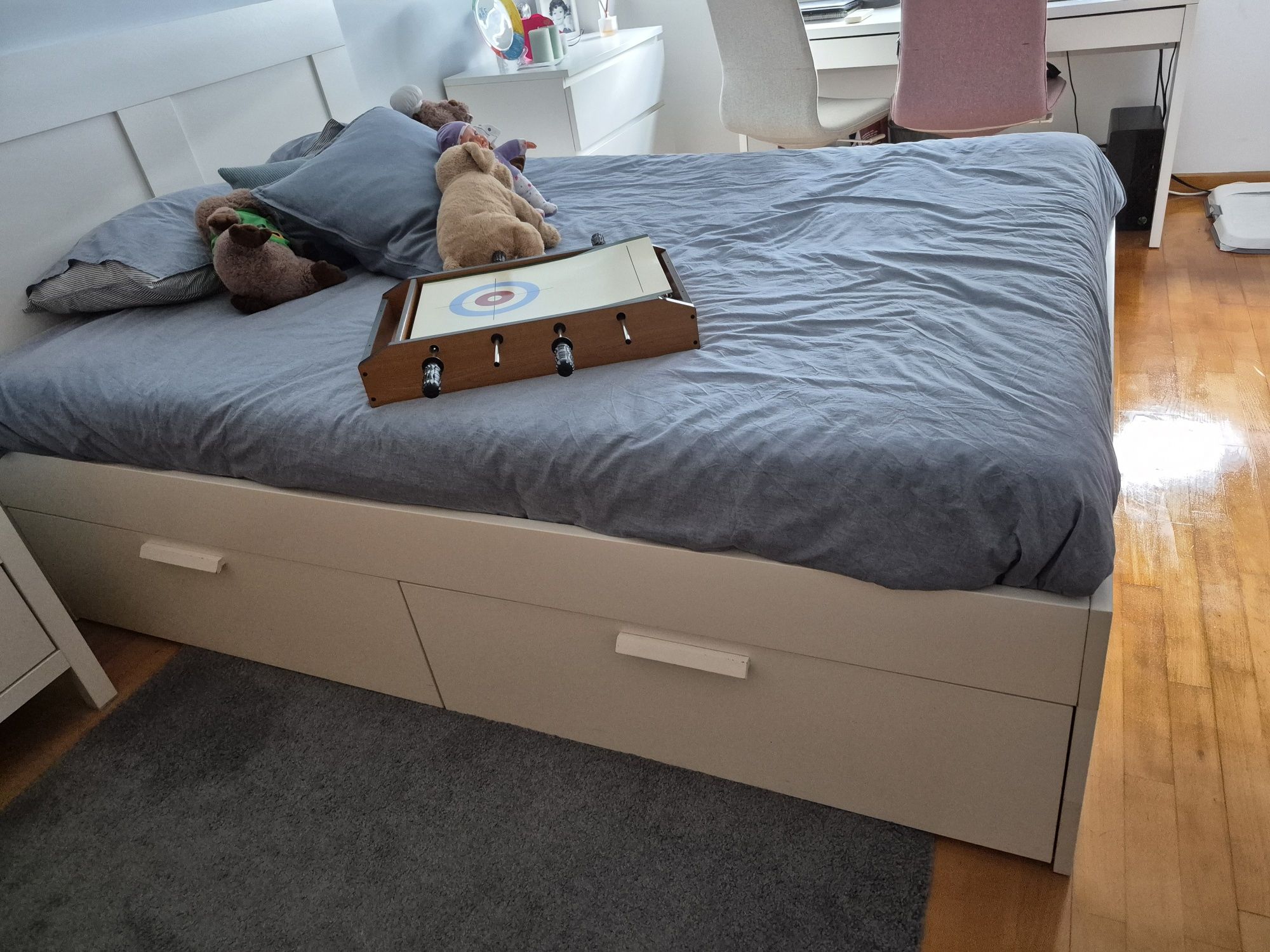 Cama de casal com 4 gavetas. Inclui colchão..