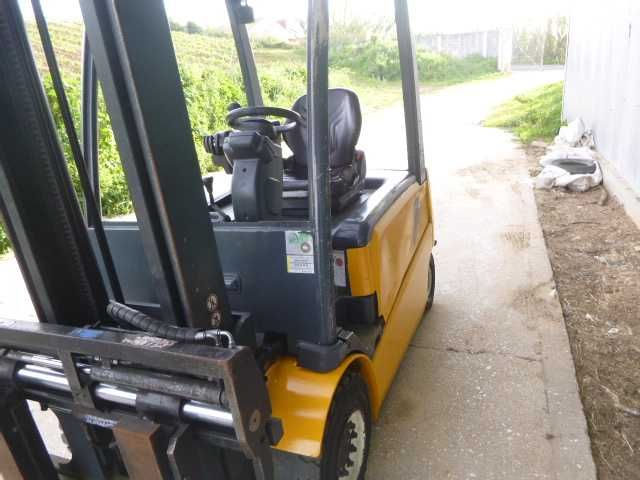 Empilhador eléctrico Jungheinrich EFG430 - 3.000 Kg (2403)