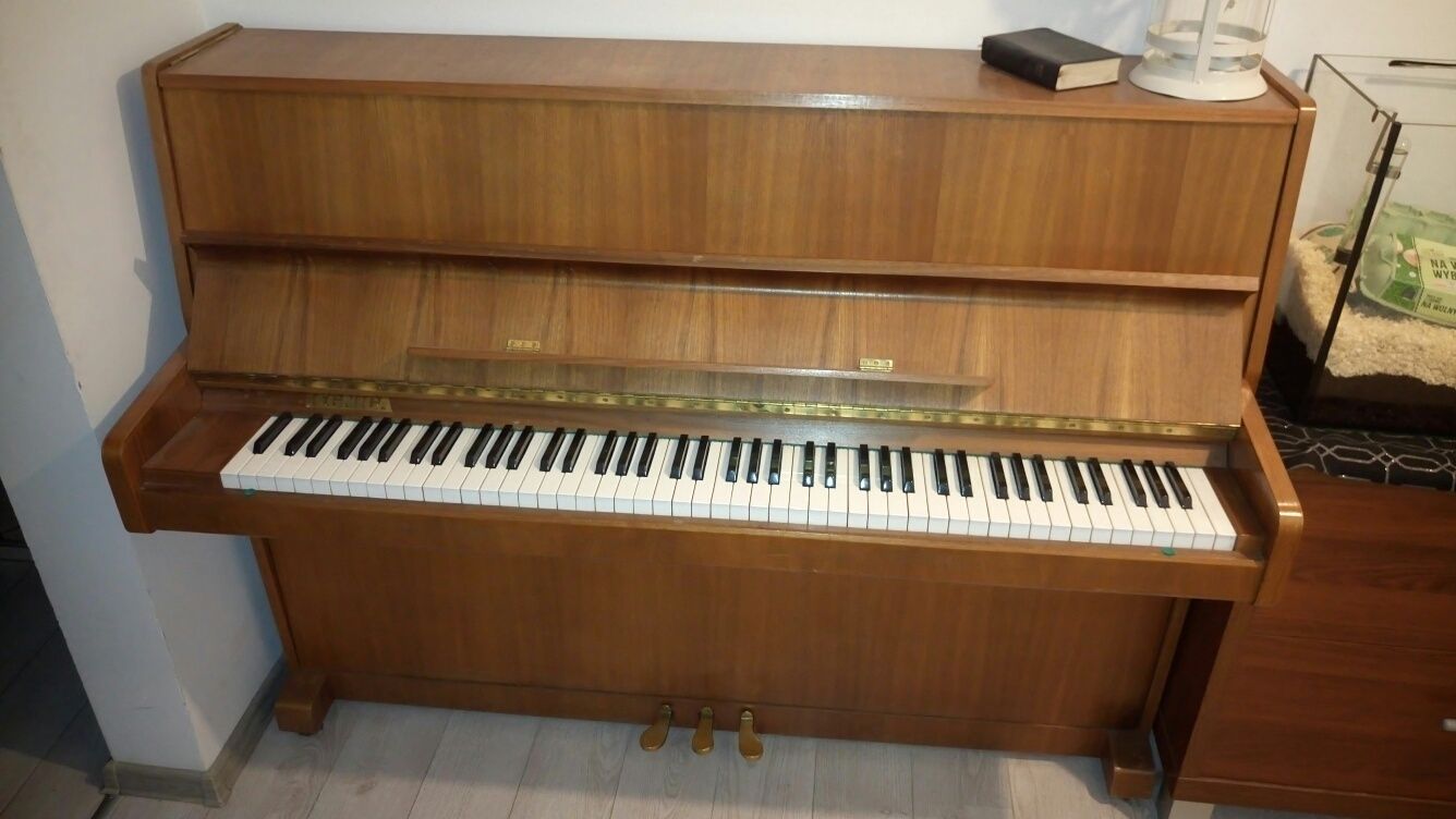 Pianino Legnica oryginał 1985r.