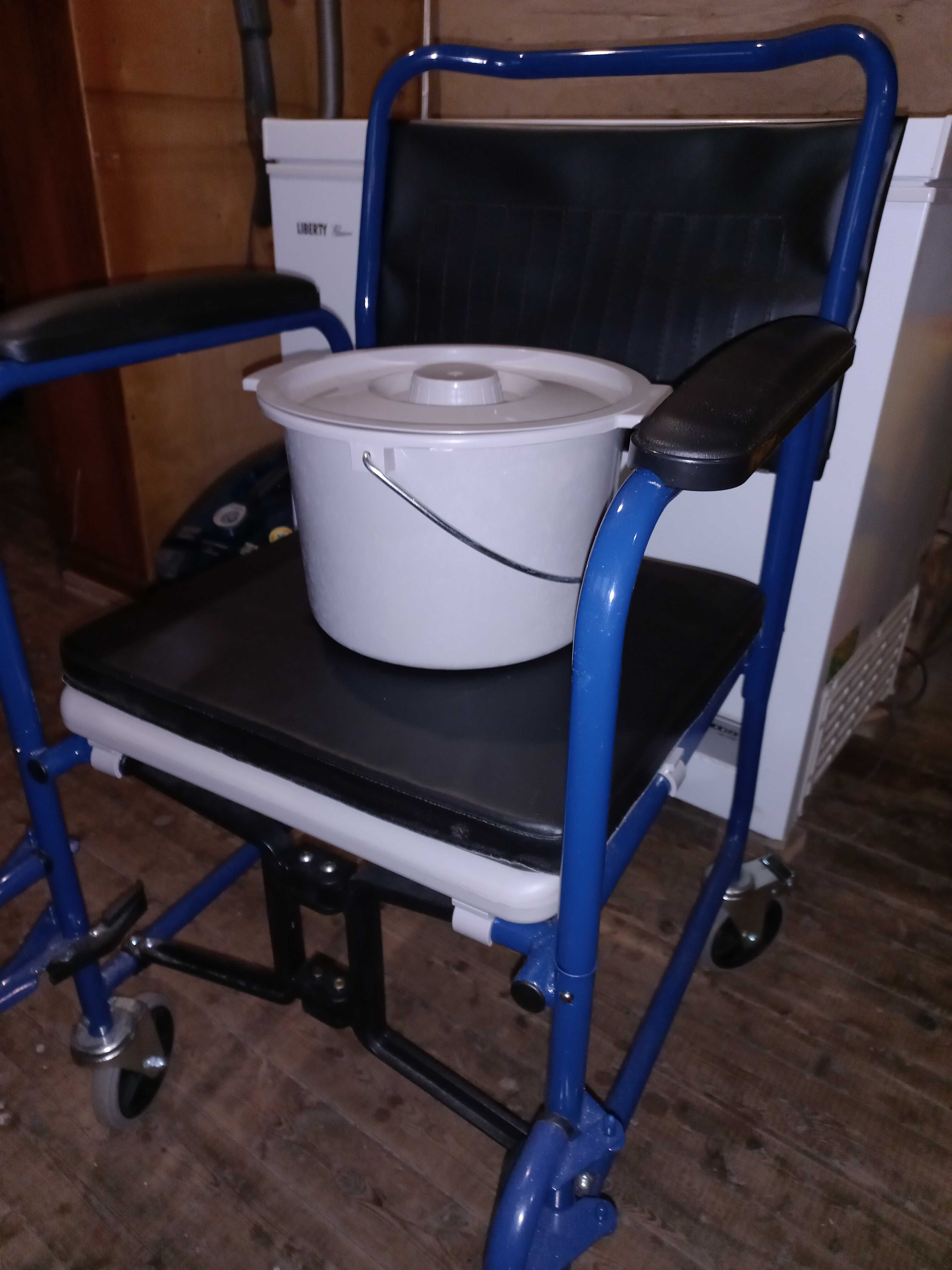 Інвалідна коляска з санітарним обладнанням