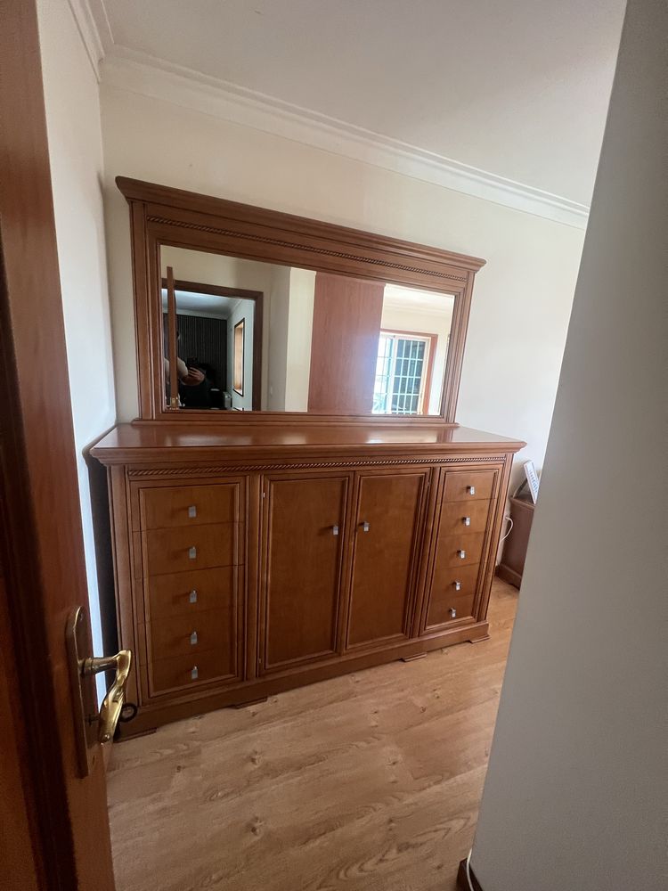 Móvel aparador de quarto com espelho
