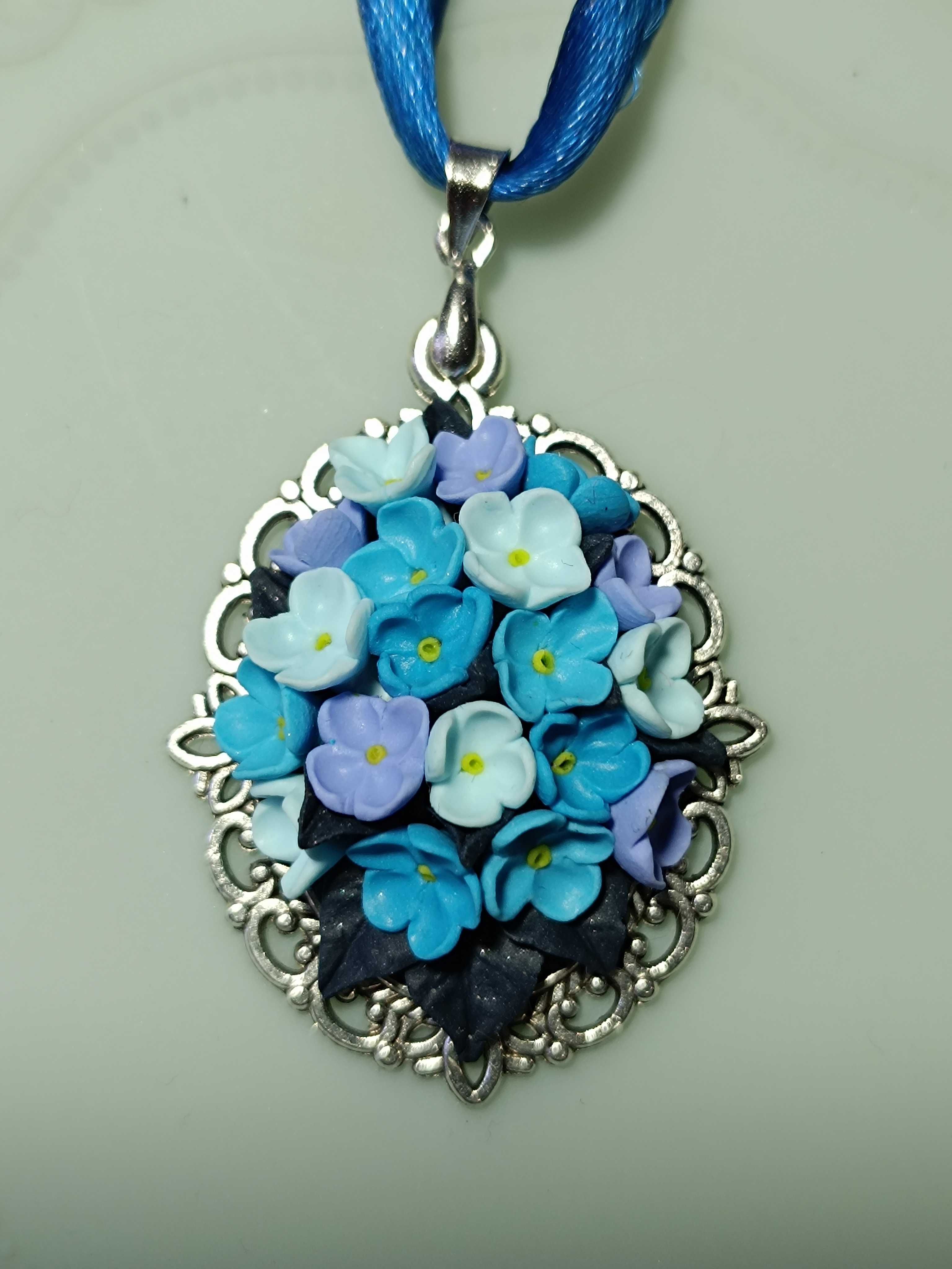Wisiorek z niebieskimi kwiatami, handmade