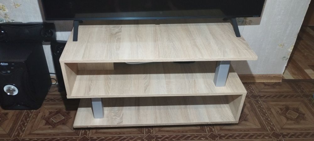 Стіл журнальний. Підставка під телевізор.