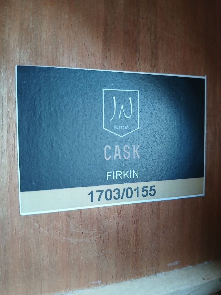 Cigarbox gitara James Neligan Cask-Firkin