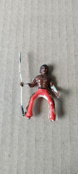 Żołnierzyki PRL - Indianin na koniu z oszczepem