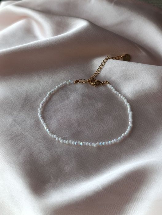 Delikatna bransoletka damska – stal chirurgiczna, złote wykończenie