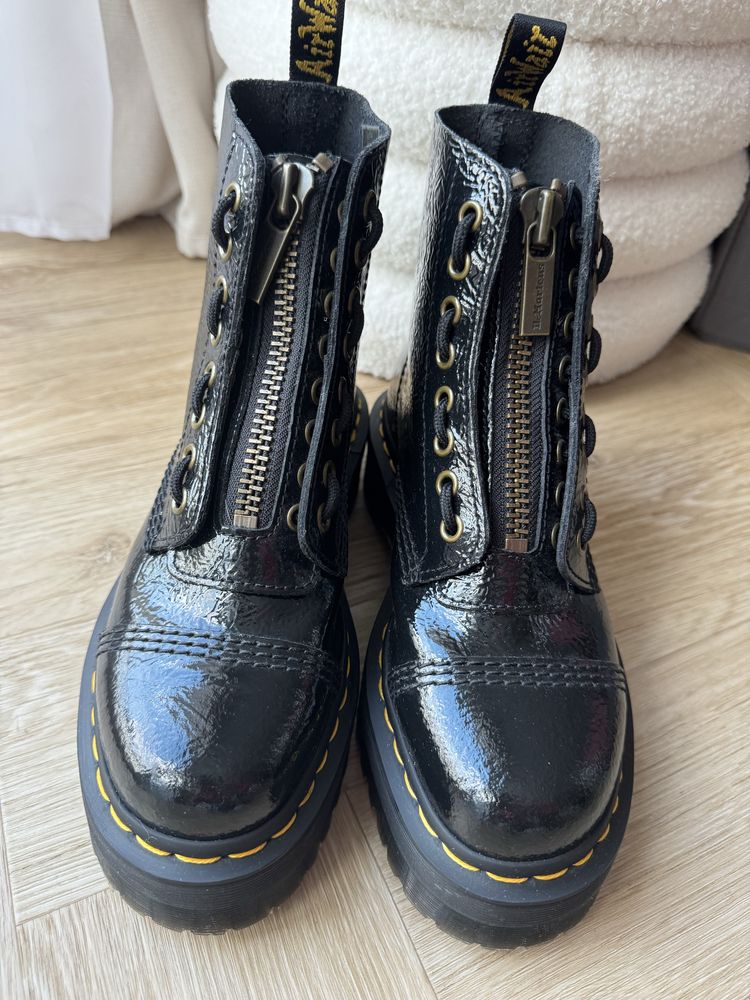 Dr. Martens lakierowane czarne na platformie zamki platforma