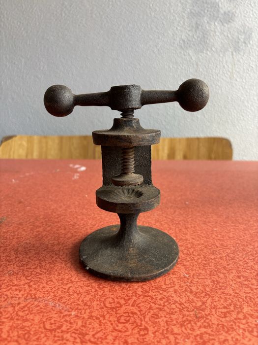 Quebra nozes em ferro