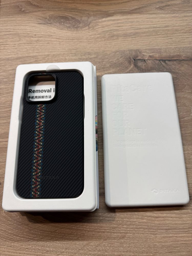 Сверхтонкий чехол из арамидного волокна Pitaka для iPhone 15 Pro Max.