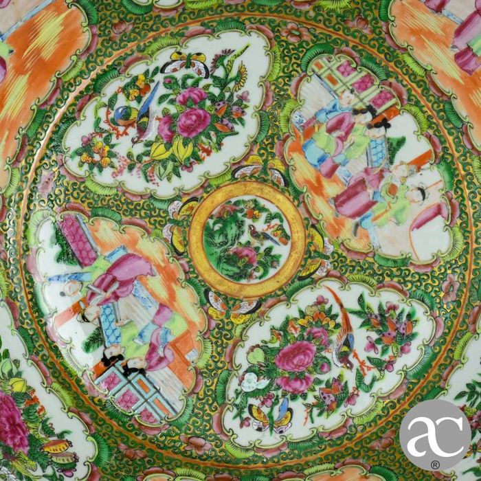 Grande bacia decoração Mandarim, policromada e dourada reinado Guangxu