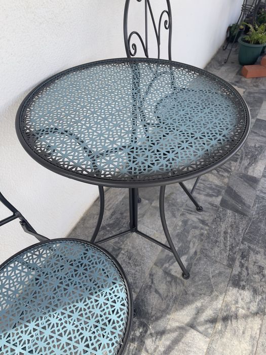 Conjunto mesa com cadeiras em ferro para terraco