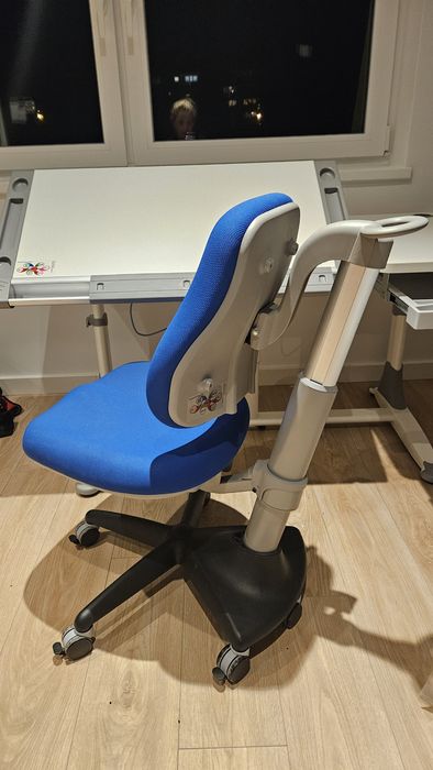 Regulowane biurko z blatem kreslarskim z fotelem