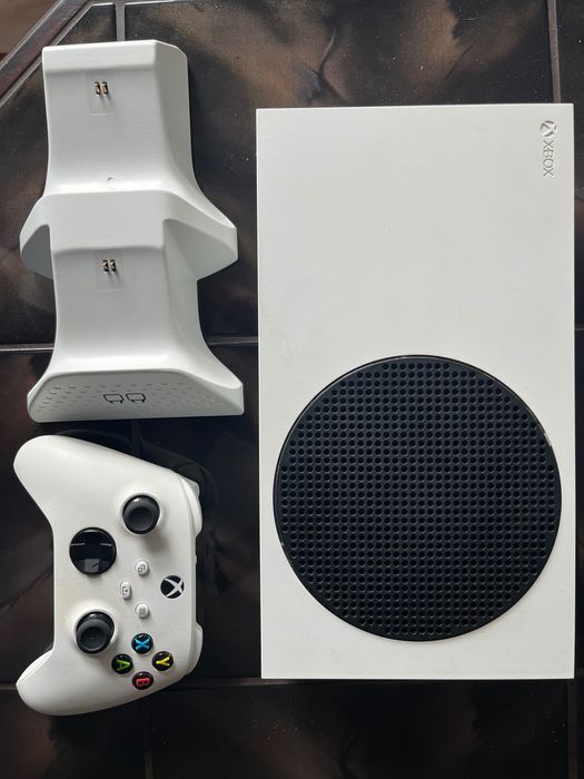 Xbox series s plus ładowarka do padów