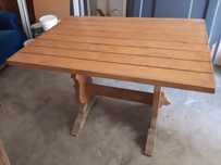 Mesa de madeira maciça de cozinha.