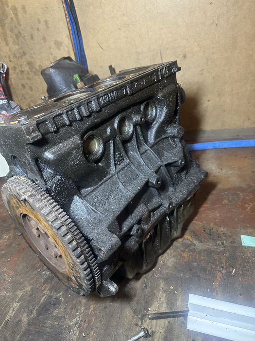 Блок двигуна в хорошому стані рено лагуна 2 1,8 бензин