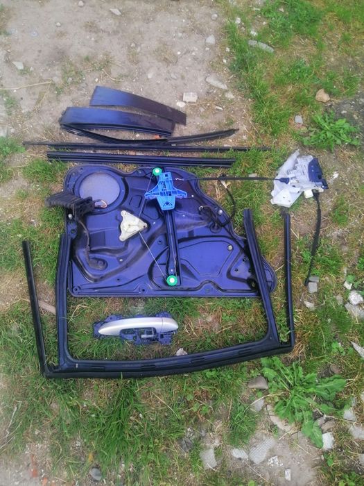 До пасата заднх правих комплектуючі до них замок, ручка дверна, підйо