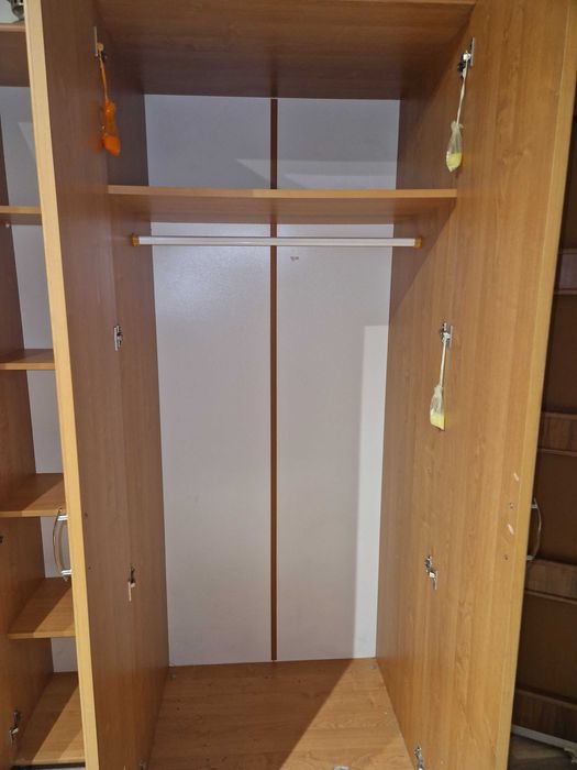 Solidne szafy i komoda w bardzo dobrym stanie.