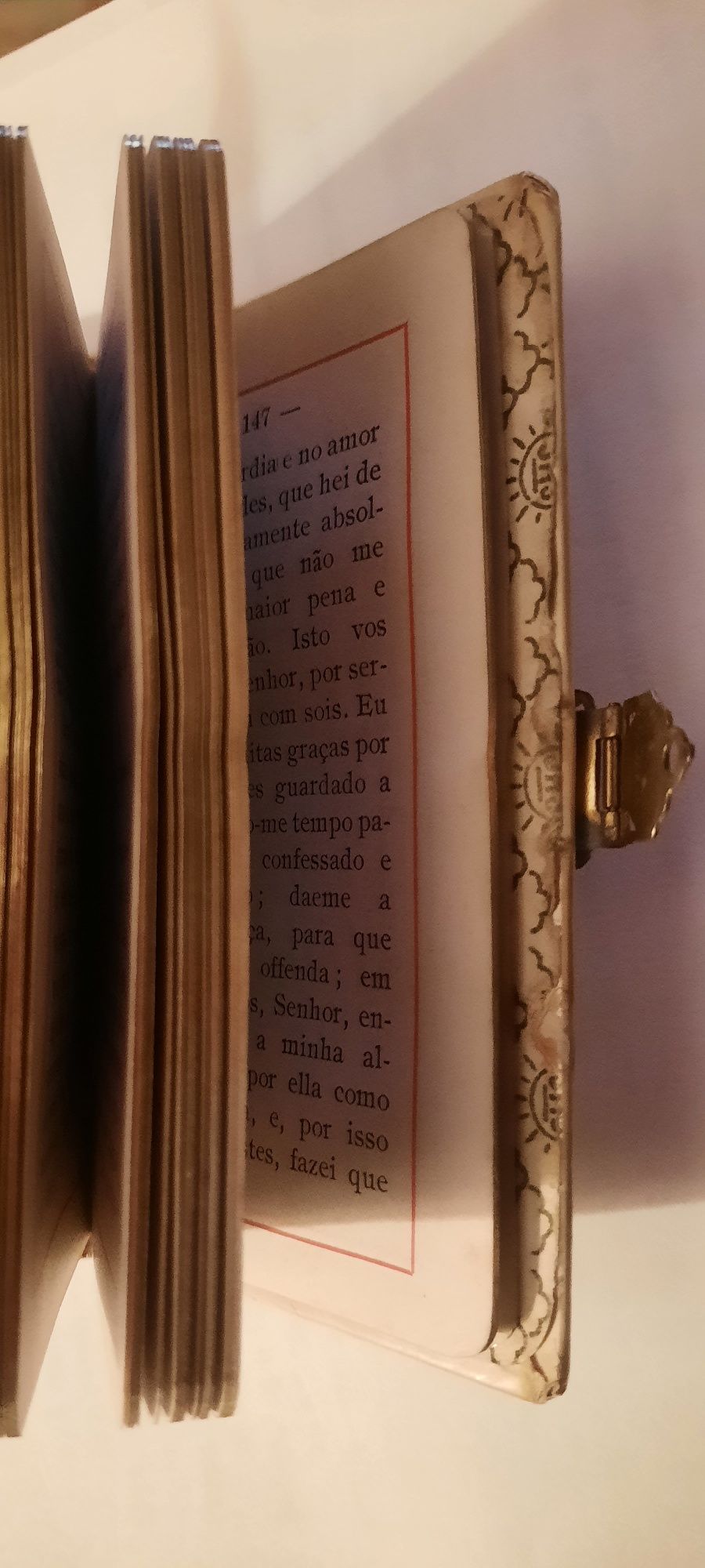 Devocionario antigo encadernado capa com fecho 11x6cm