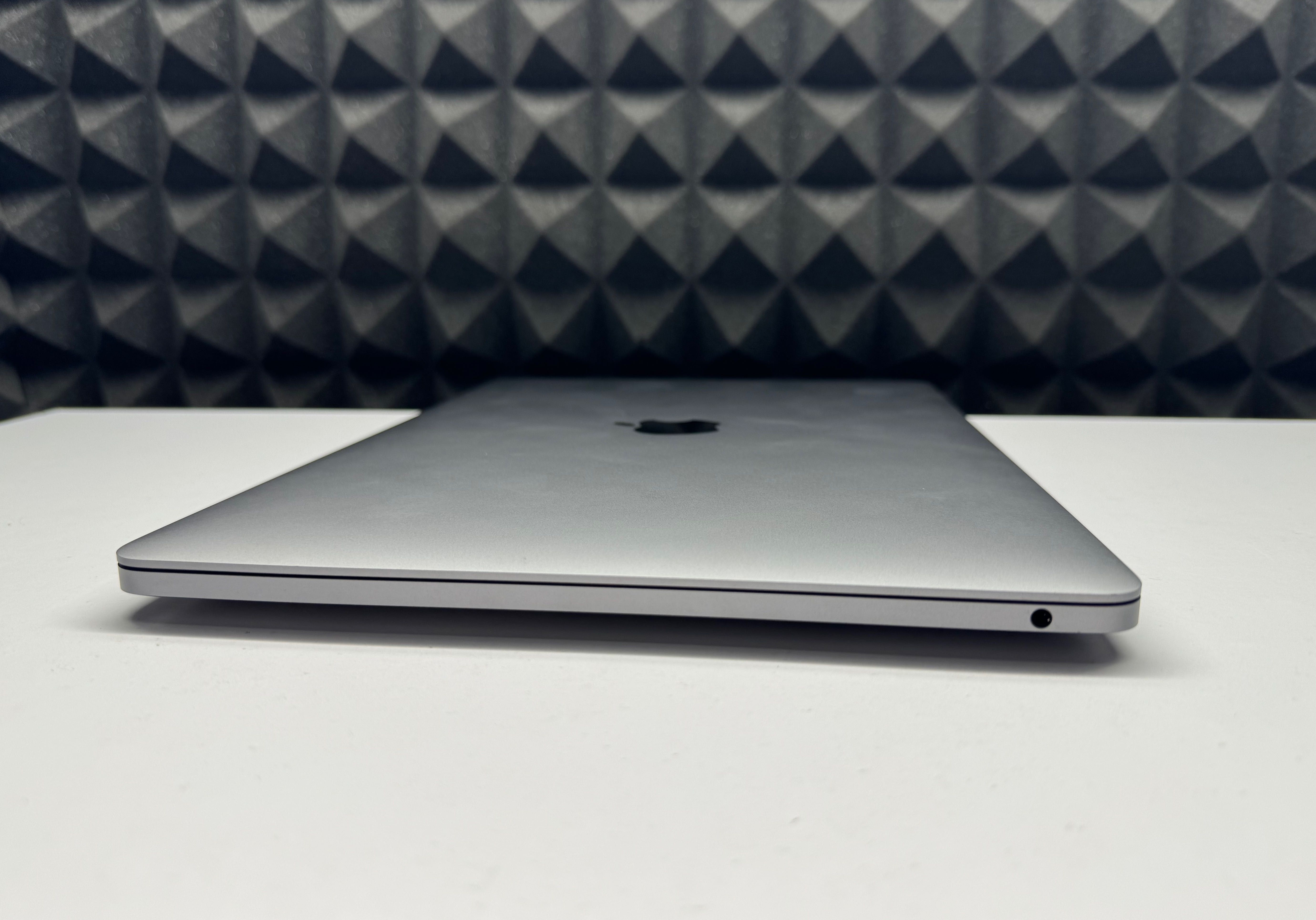 MacBook Pro 13 2022 Space Gray MNEH3 M2/8/256