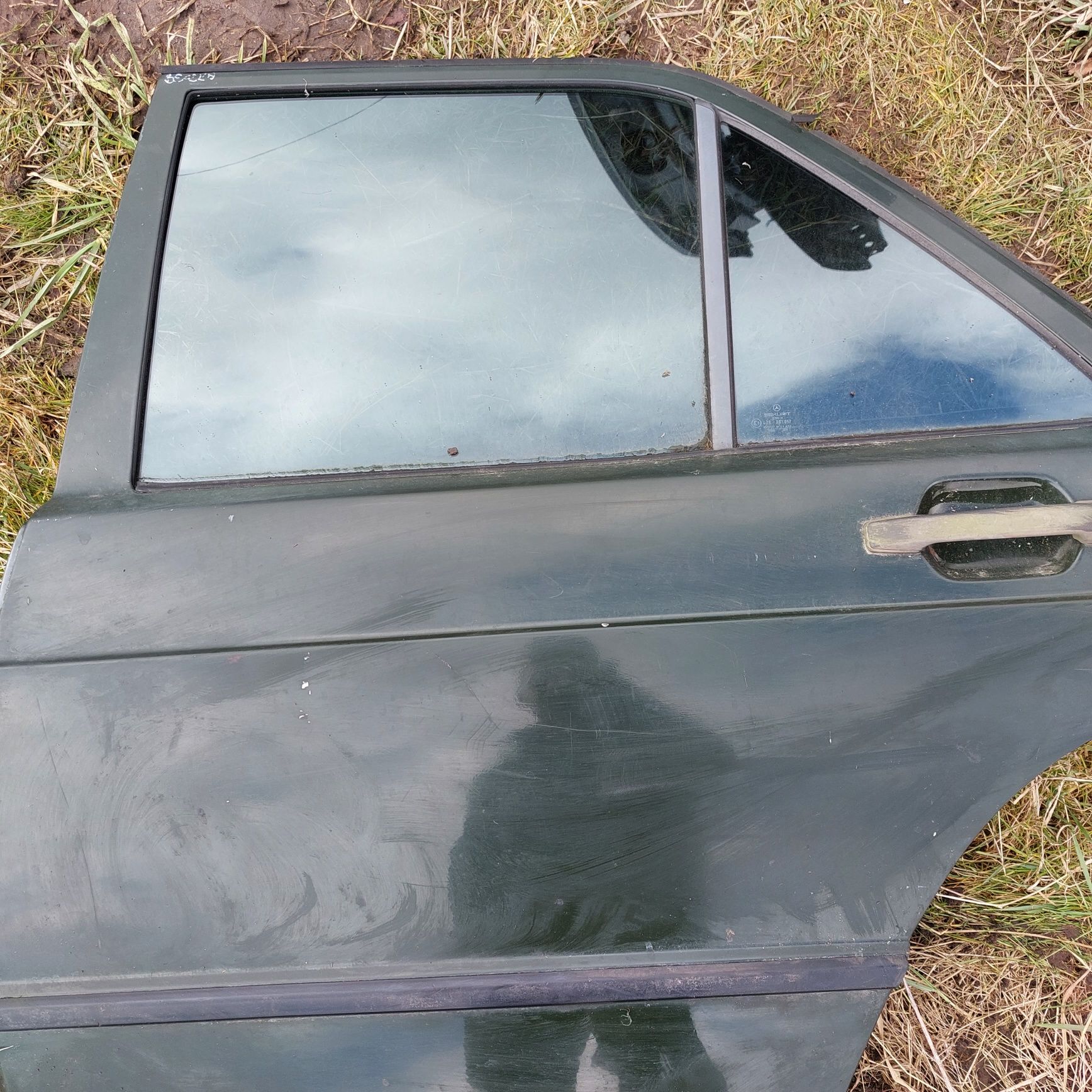 Mercedes W123 Beczka  Drzwi Lewy Tył Klamka Szyby Siłownik