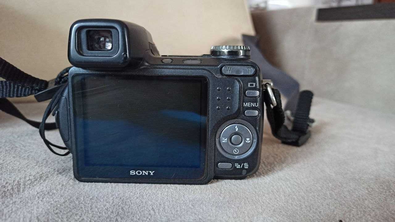 Напівпрофесійний фотоапарат SONY