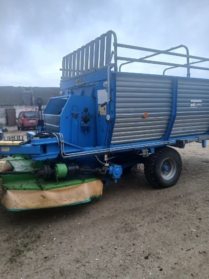 Przyczepa do zbioru zielonki talerzówka  .Likwidacja  gospodarstwa