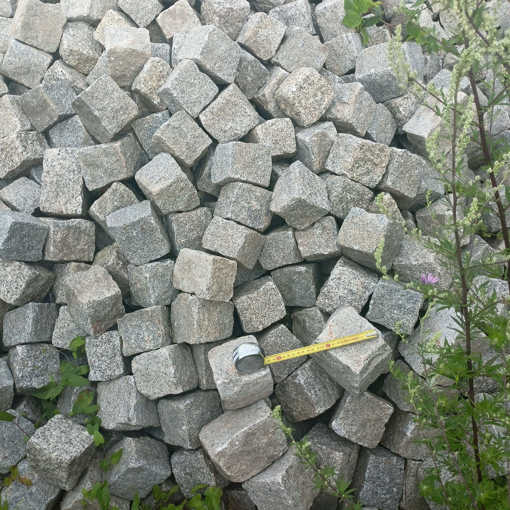 Sprzedam łupaną kostkę granitową szarą wymiar: ok 10x10x10cm