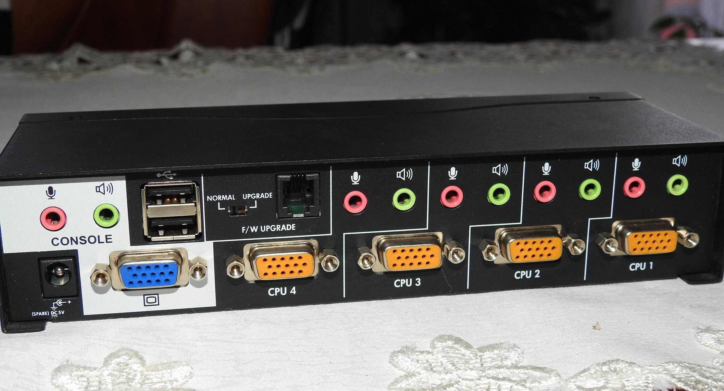 Przełącznik KVM HP 1x4 USB/PS2 KVM Switch 372032-A21