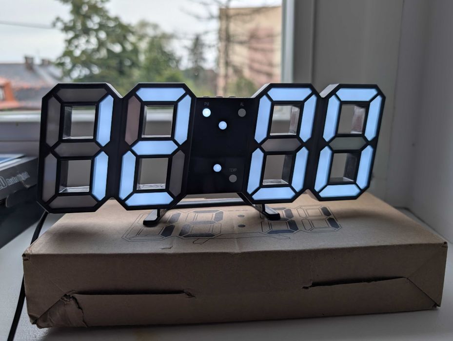 Zegar LED  na podstawce