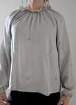 Blusa cinza prateado com pormenores de flores bordadas